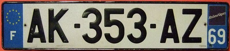 New style French plate with department code no longer in the serial number but now placed on the lower right with a regional crest or logo above.