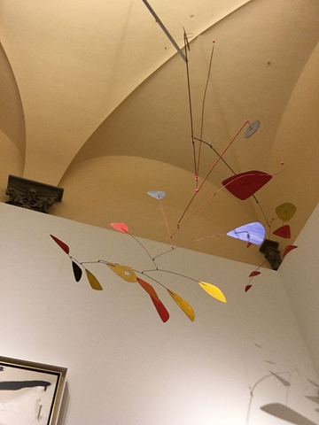 Hanging of teardrop-like colored shapes connected by stiff wires
